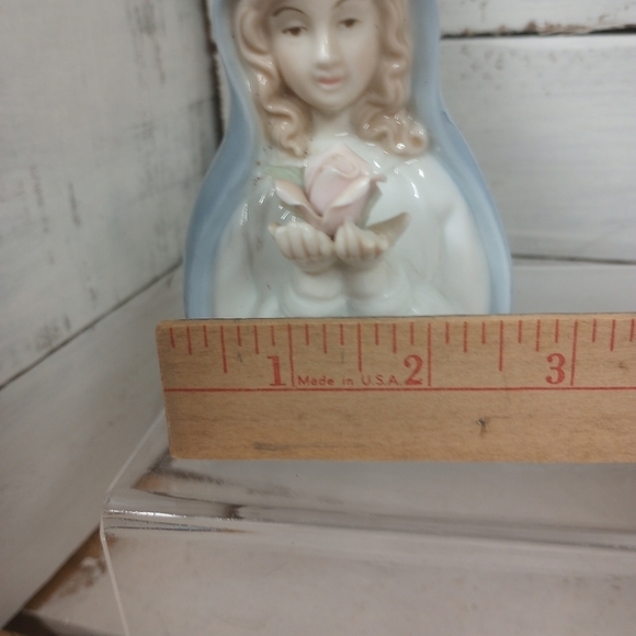 Vintage Porcelain Virgin Mary Ceramic Figurine With Flower Embellishment - Picture 9 of 9